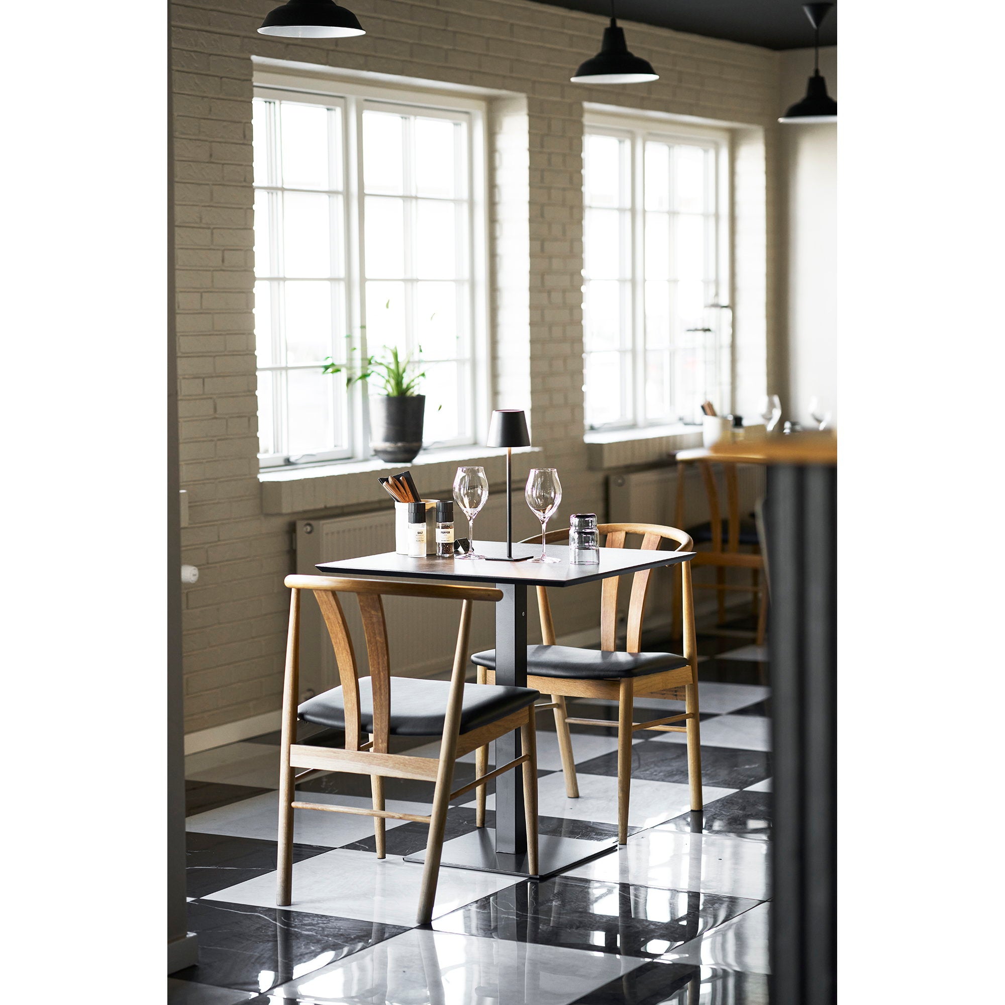 Fano bistro tafel - Melamine, donker stone-look, zwart metalen voet 70x70x75 cm