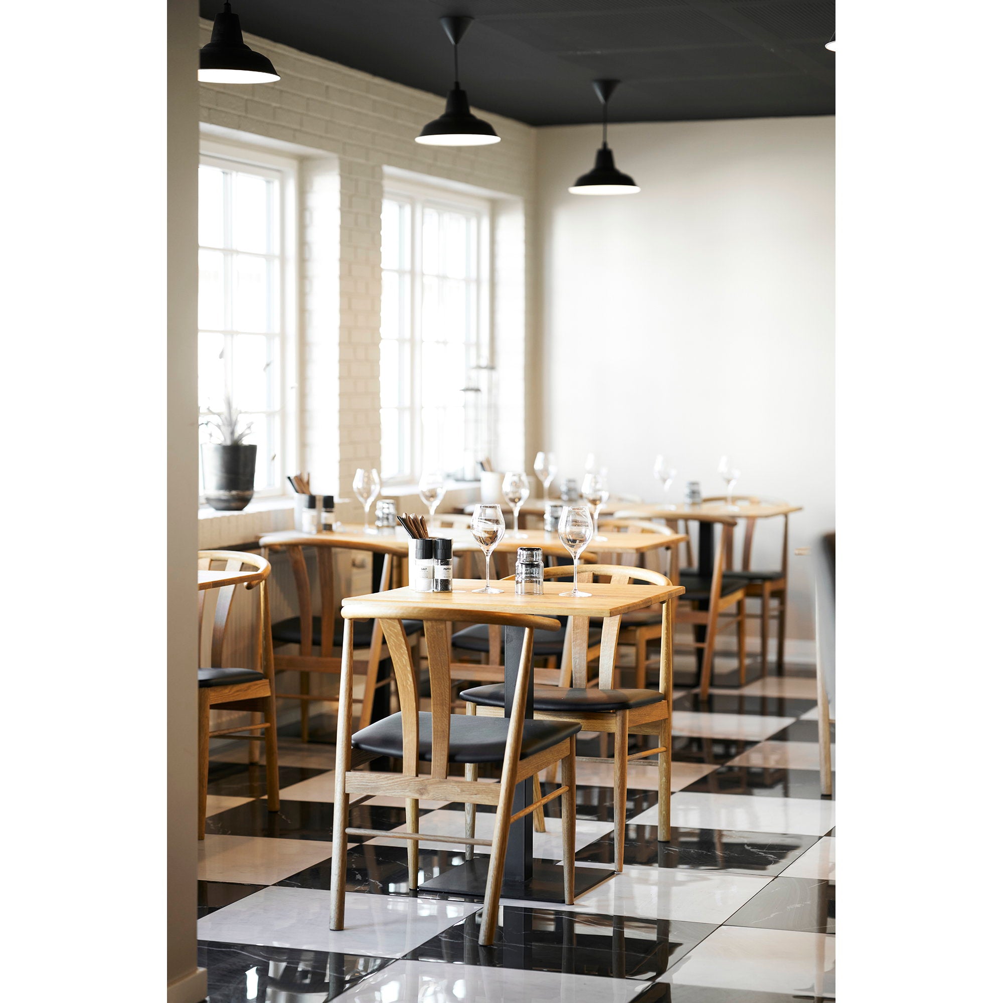 Lignano bistro tafel - Hout met zwart metalen voet 70x70x75 cm