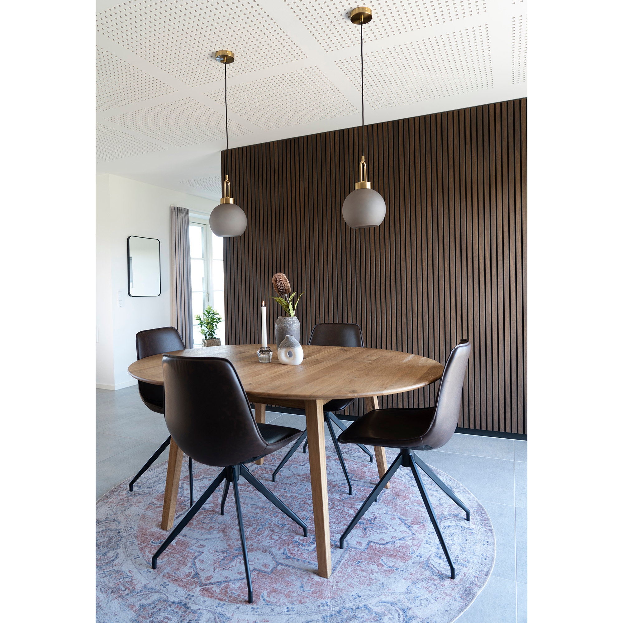 Luton Hanglamp – Bolvormige hanglamp van mat smoky glas met messingkleurige fitting Ø20 cm