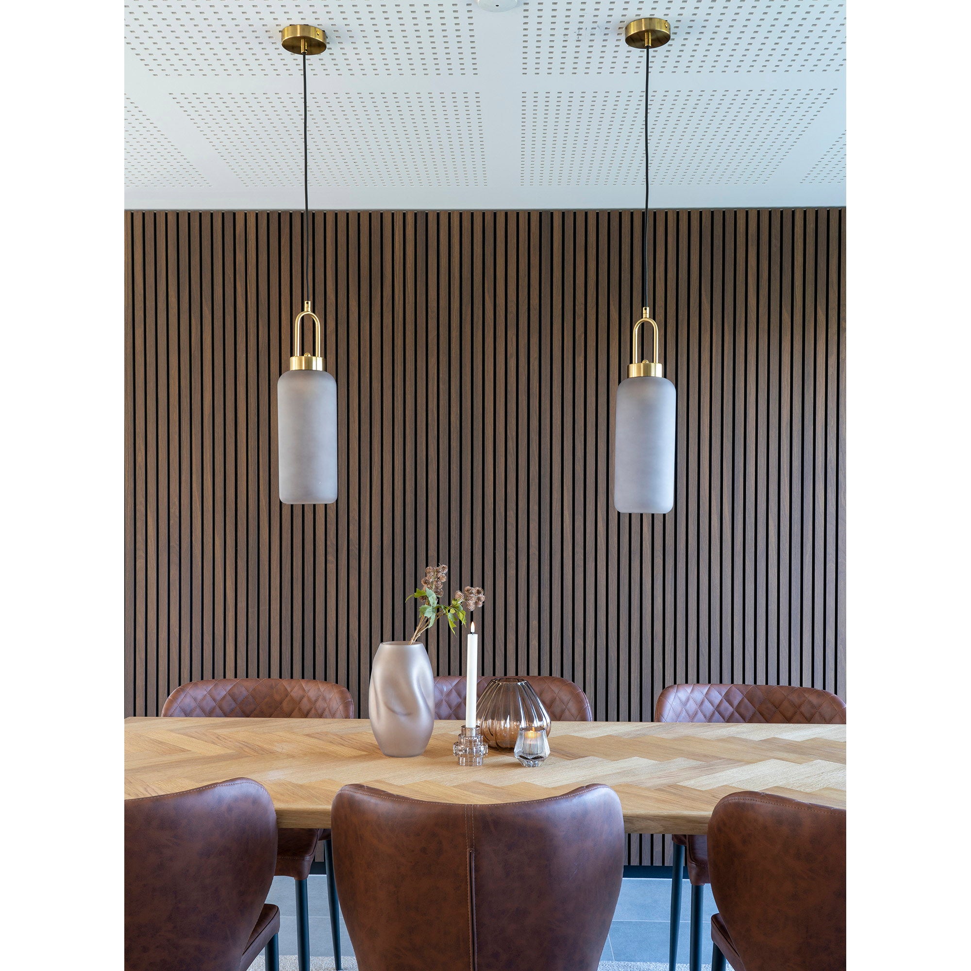 Luton Hanglamp – Cilindervormige hanglamp van mat smoky glas met messingkleurige fitting Ø13 cm